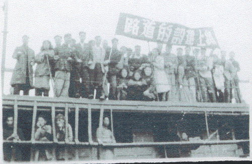 26.1950年4月南通学院纺科80多名毕业同学接受东北人民政府招聘，离开南通，在天生港轮船上的留影，横幅是“踏上建设的道路”.jpg