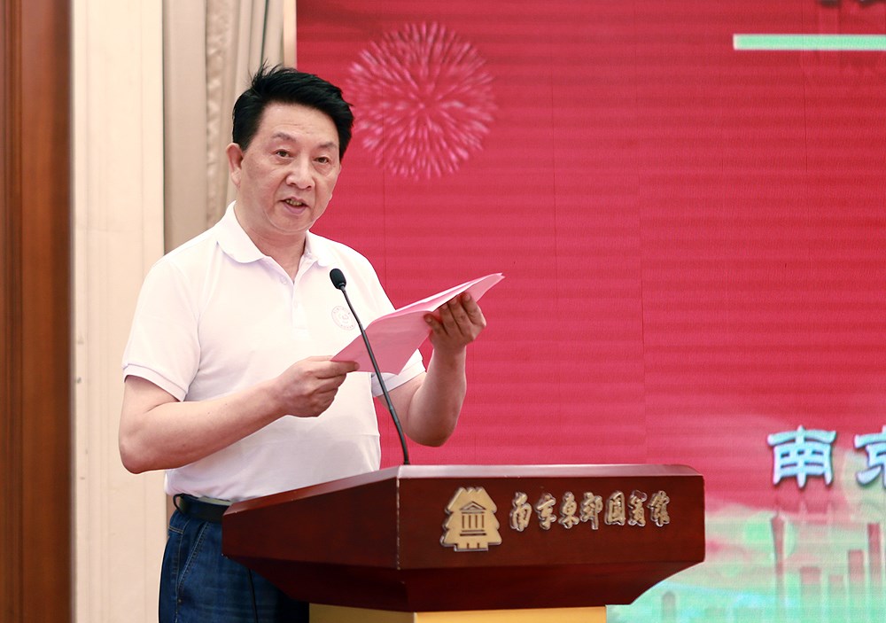 9.校友代表景华发言.jpg
