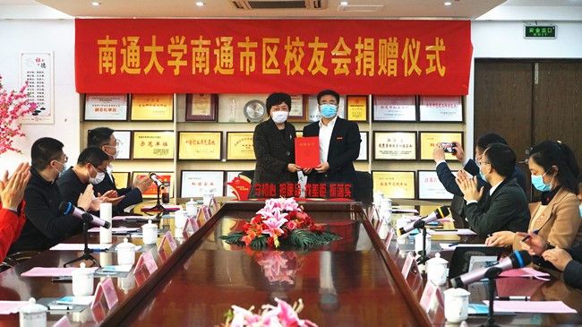 2董正超为程静颁发捐赠证书_副本.jpg