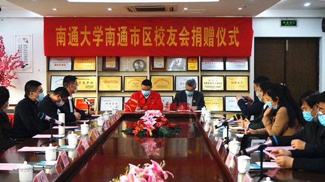 6岳泳与曹平代表双方签订捐赠协议_副本.jpg