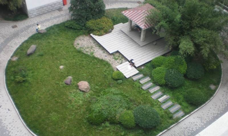 钟秀校区主教学楼内小园