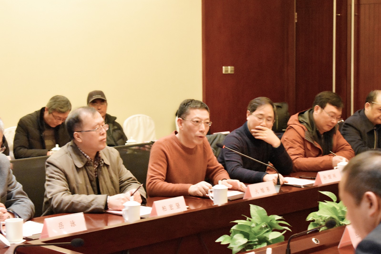 浦玉忠为赵玉华颁发常务副会长兼秘书长聘书.